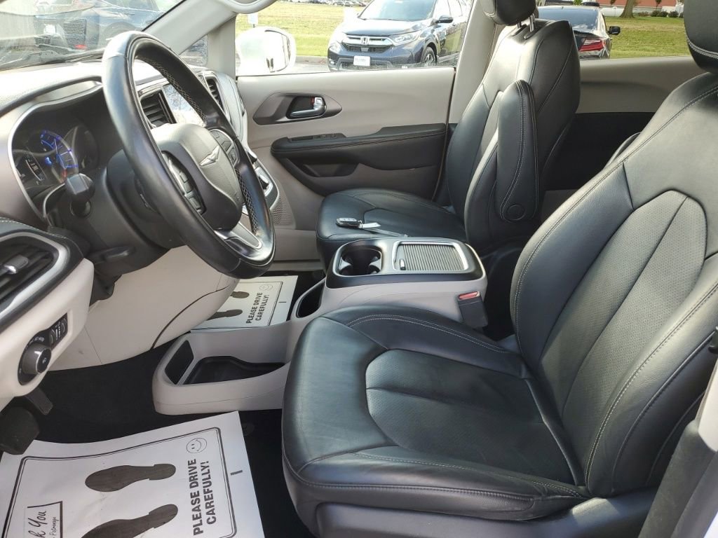 Used 2022 Chrysler Pacifica Touring-L image 26