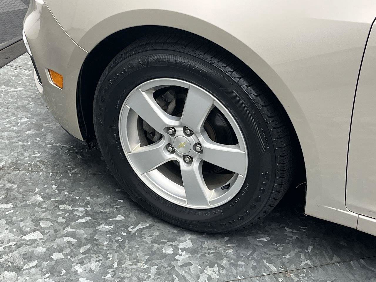 Used 2016 Chevrolet Cruze LT w/ Technology Package FWD image 25