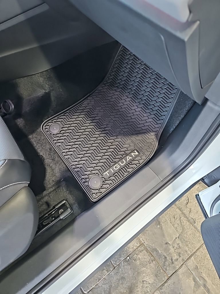 New 2026 Volkswagen Tiguan SE R-Line FWD image 14