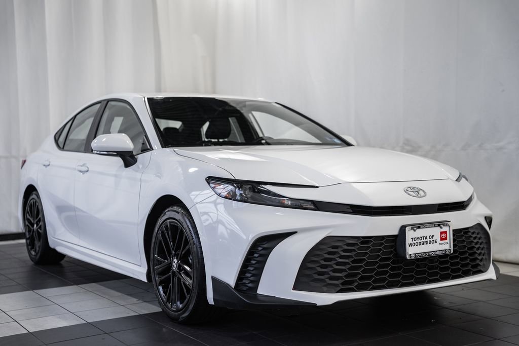Used 2025 Toyota Camry SE FWD image 1