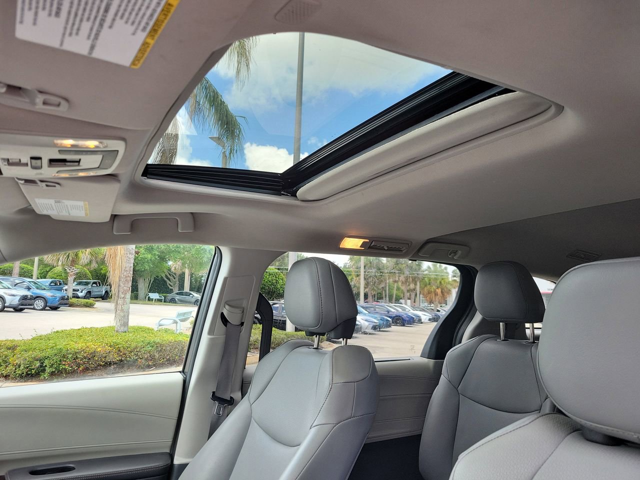 Used 2022 Toyota Sienna XLE FWD image 19