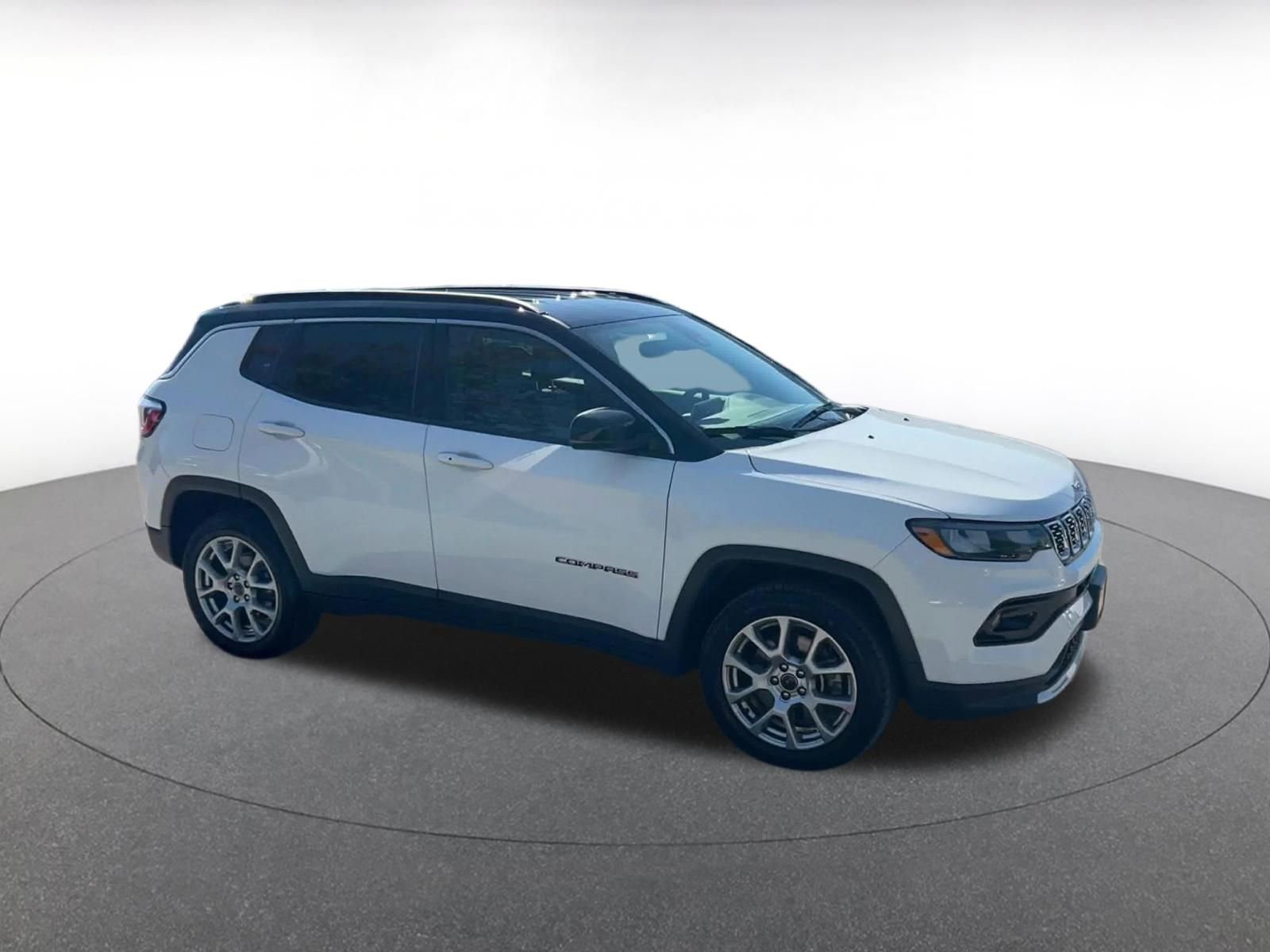 Used 2025 Jeep Compass Limited AWD/4WD image 2