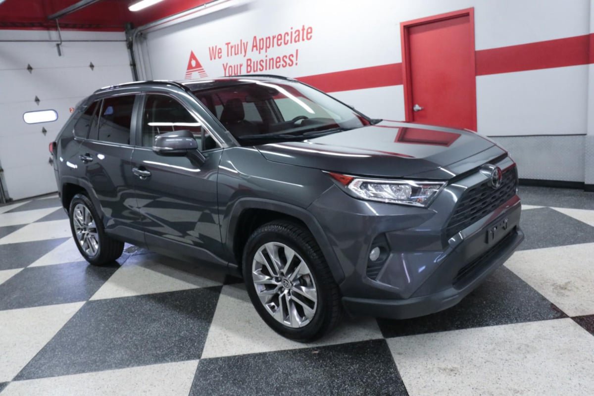 Used 2020 Toyota RAV4 XLE Premium FWD image 3
