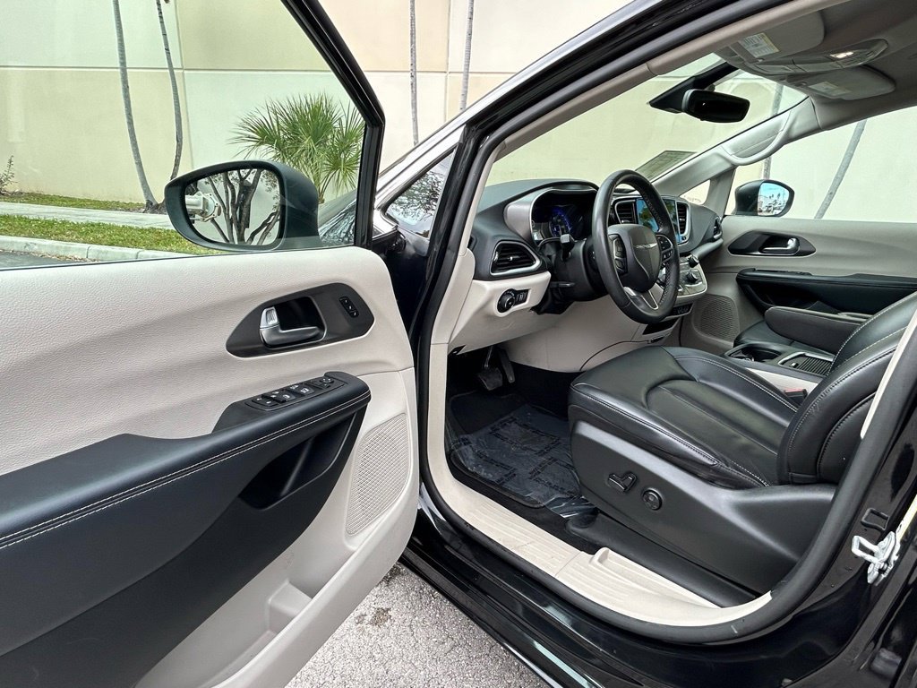 Used 2023 Chrysler Pacifica Touring-L FWD image 14