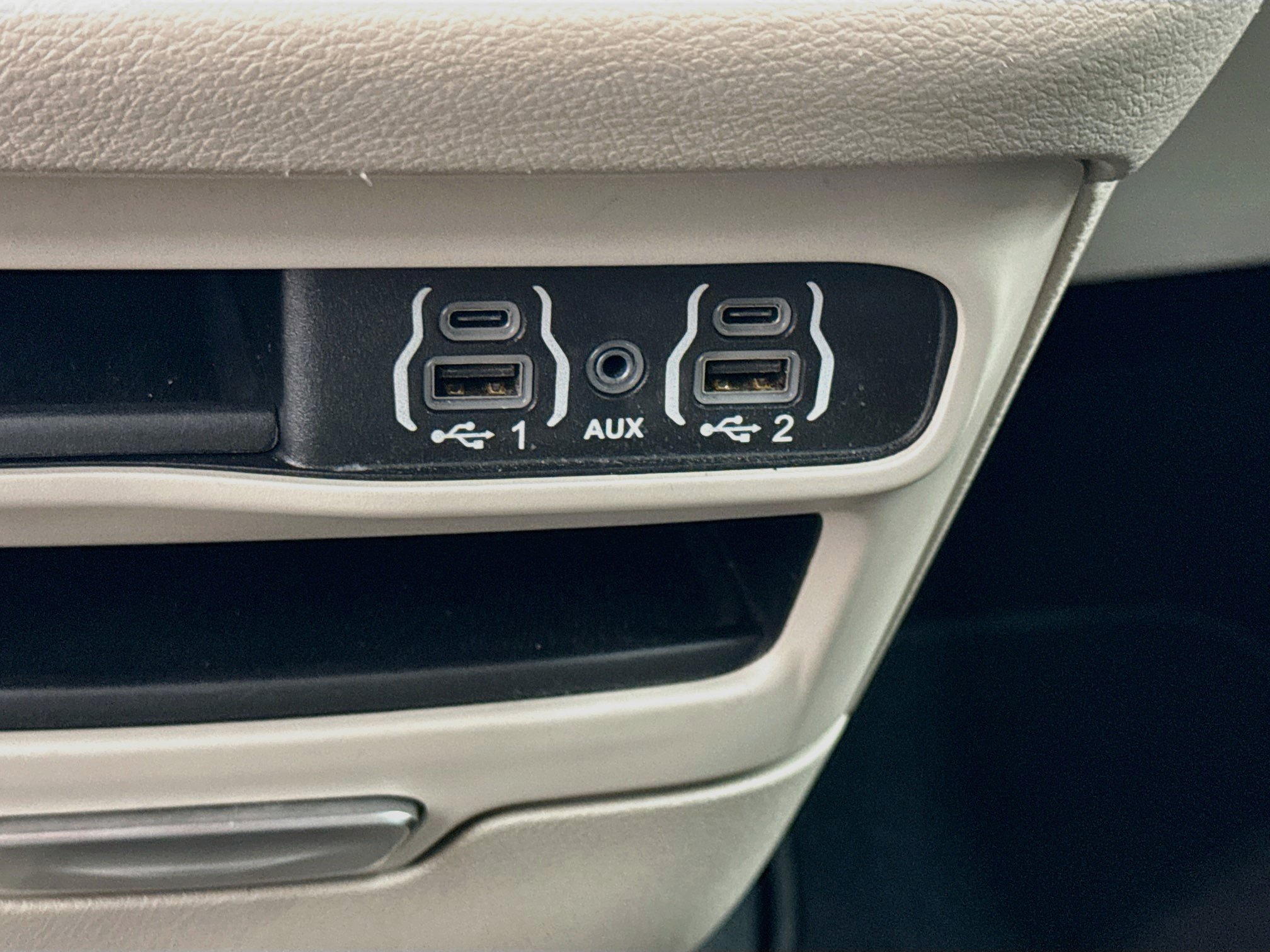 Used 2024 Chrysler Pacifica Touring-L FWD image 25