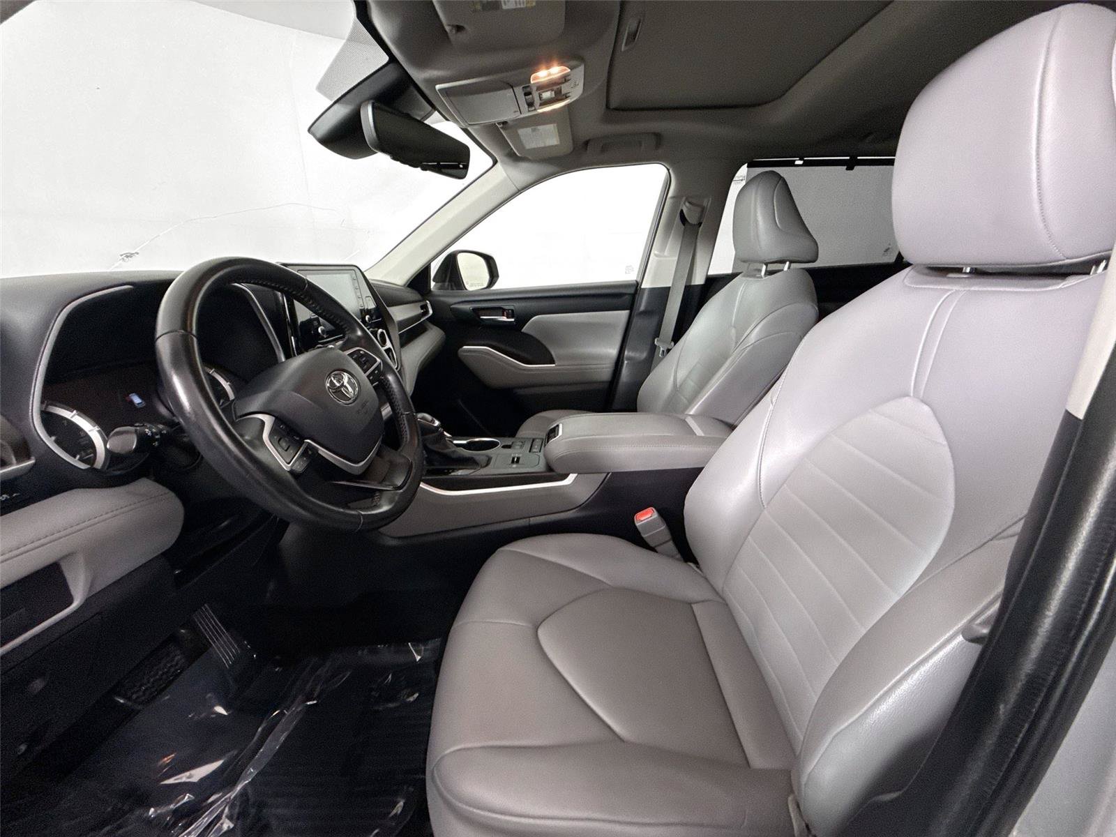 Used 2022 Toyota Highlander XLE FWD image 3