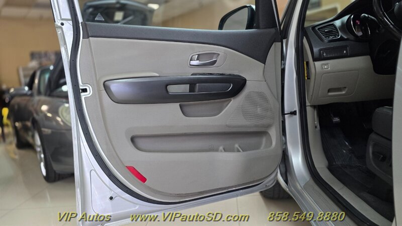 Used 2017 Kia Sedona LX w/ LX Essentials Premium Package FWD image 11