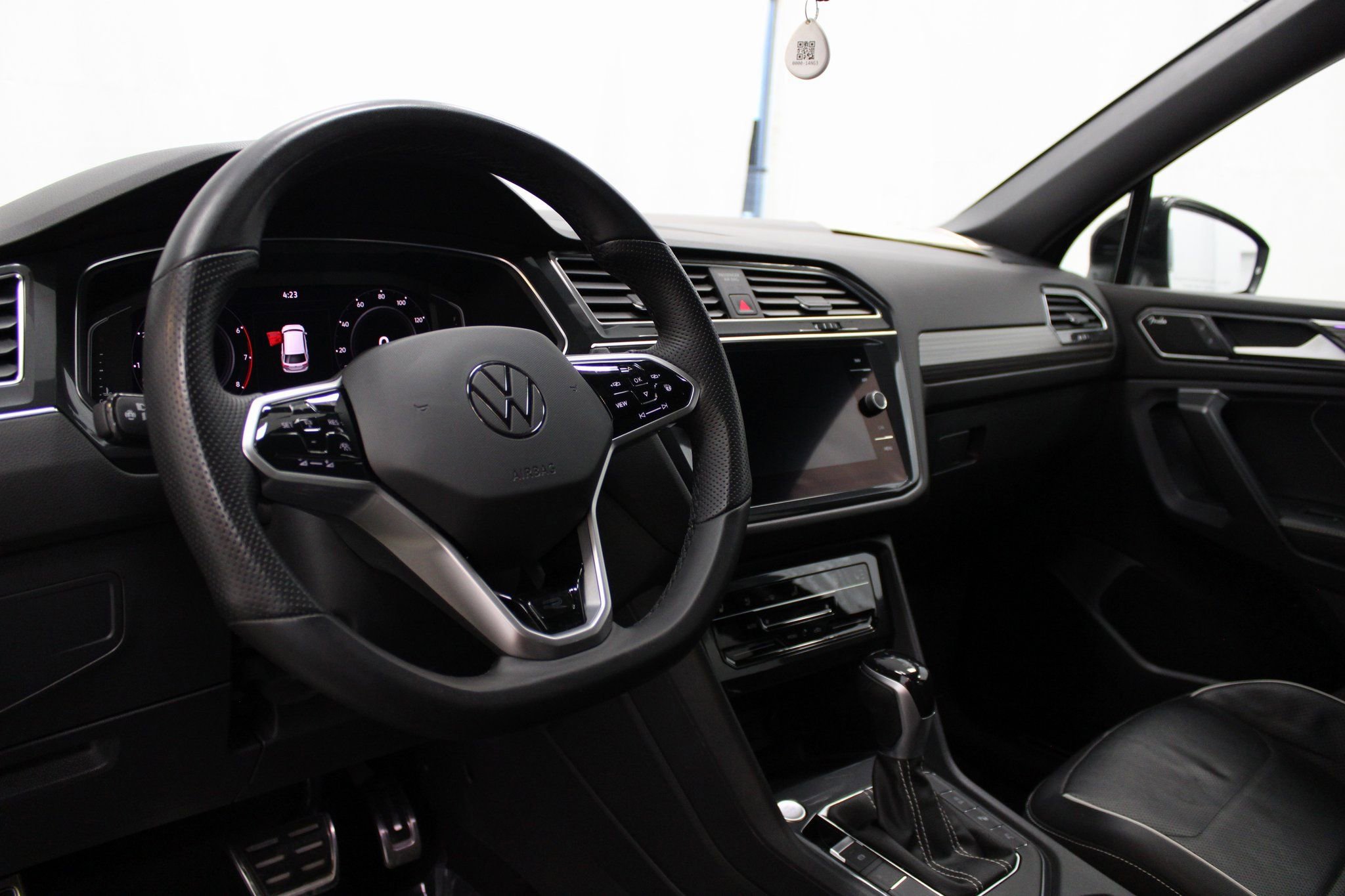 Used 2022 Volkswagen Tiguan SEL R-Line image 17