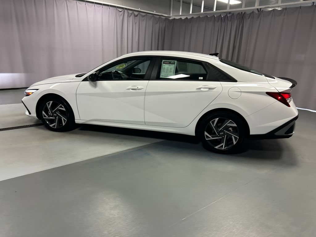 Used 2025 Hyundai Elantra Sport FWD image 4