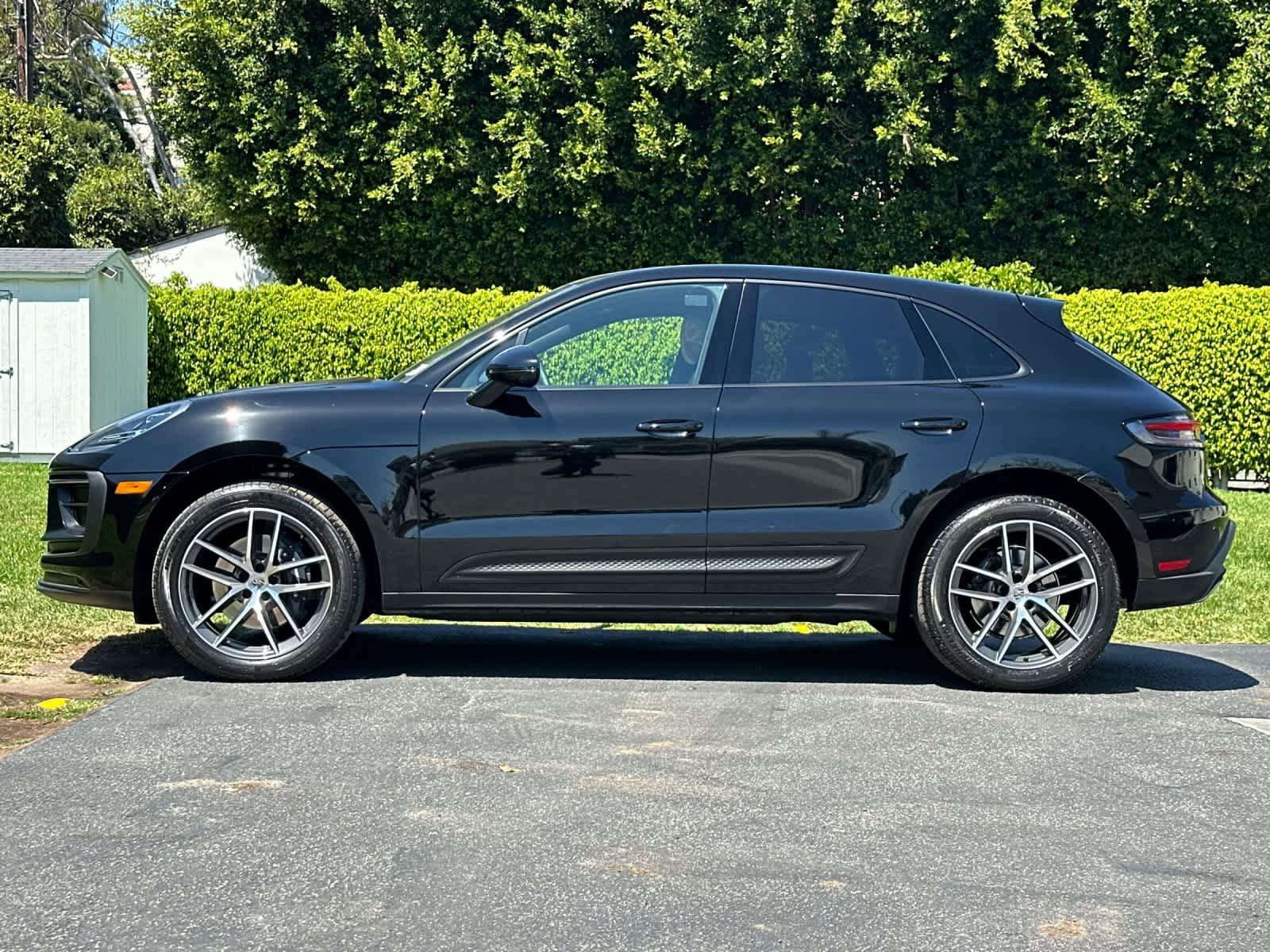 Certified 2025 Porsche Macan AWD/4WD image 2