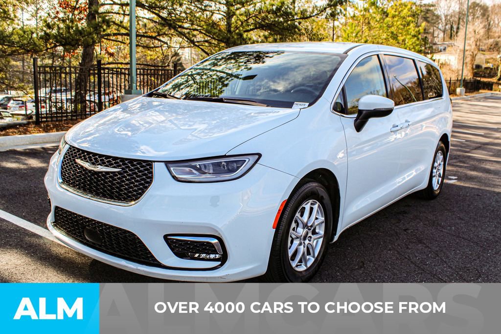 Used 2023 Chrysler Pacifica Touring-L image 3