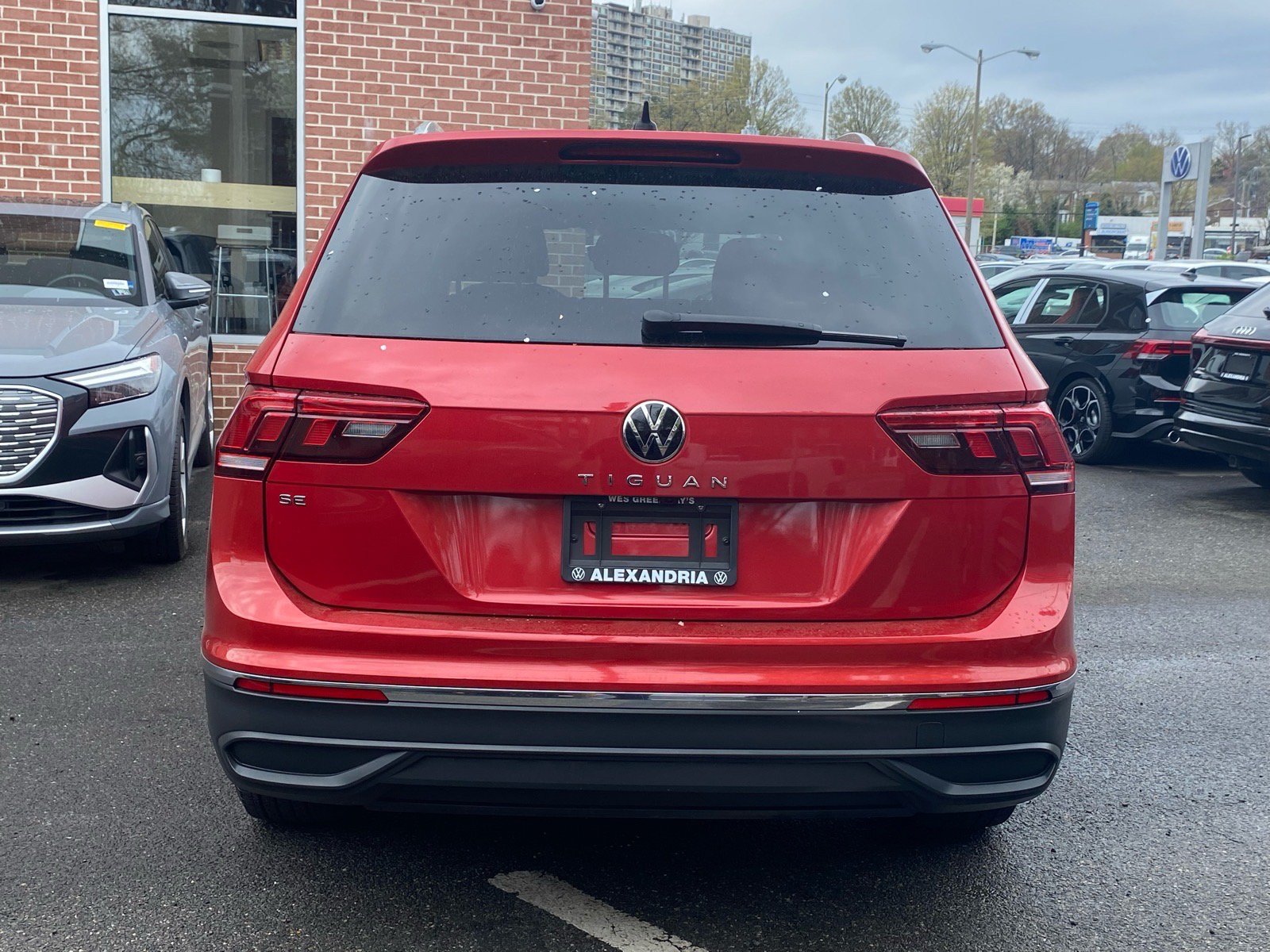 Certified 2023 Volkswagen Tiguan SE w/ Panoramic Sunroof Package FWD image 3