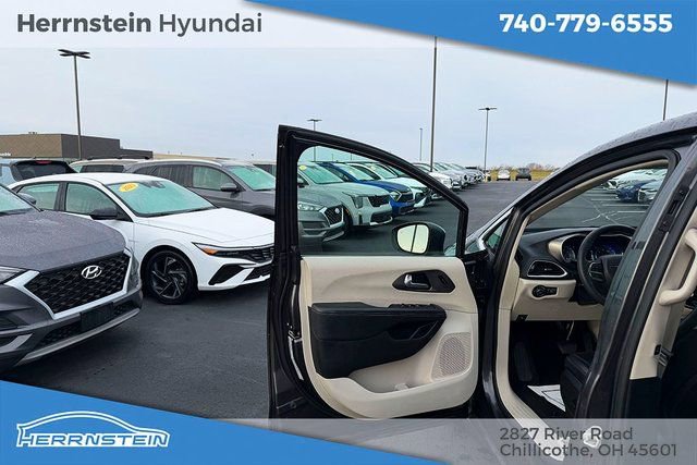 Used 2023 Chrysler Pacifica Touring-L image 11