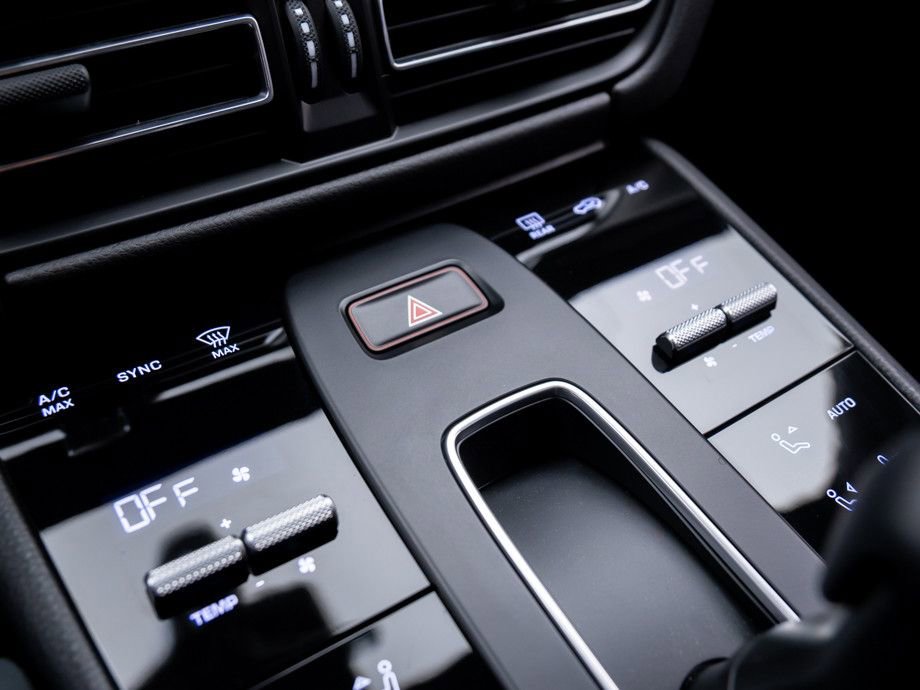 Certified 2025 Porsche Macan image 27