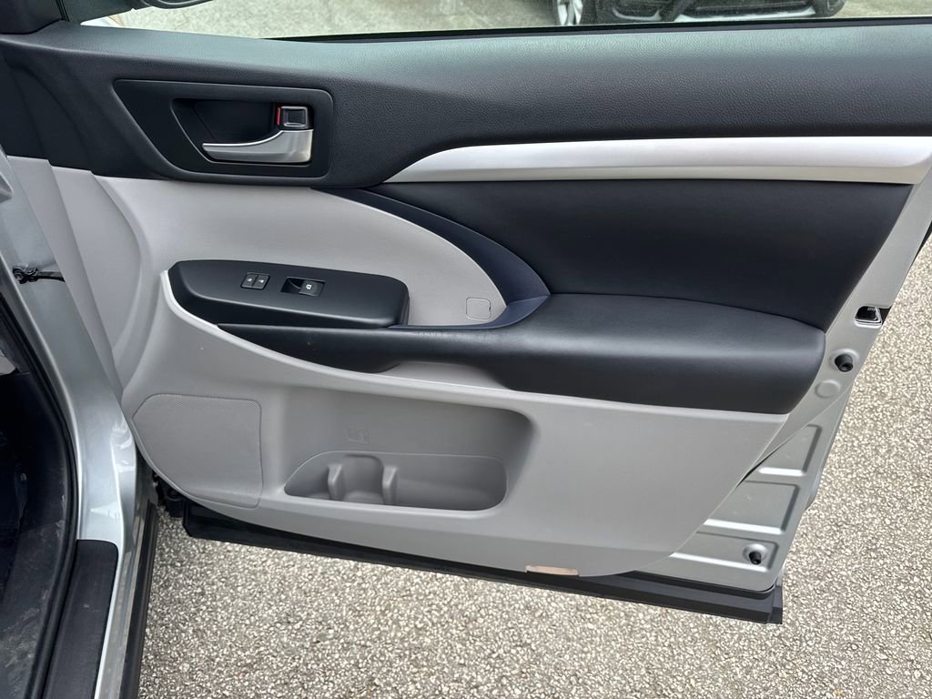Used 2019 Toyota Highlander XLE FWD image 14