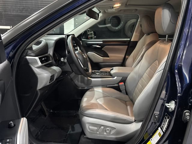 Used 2020 Toyota Highlander XLE AWD/4WD image 12