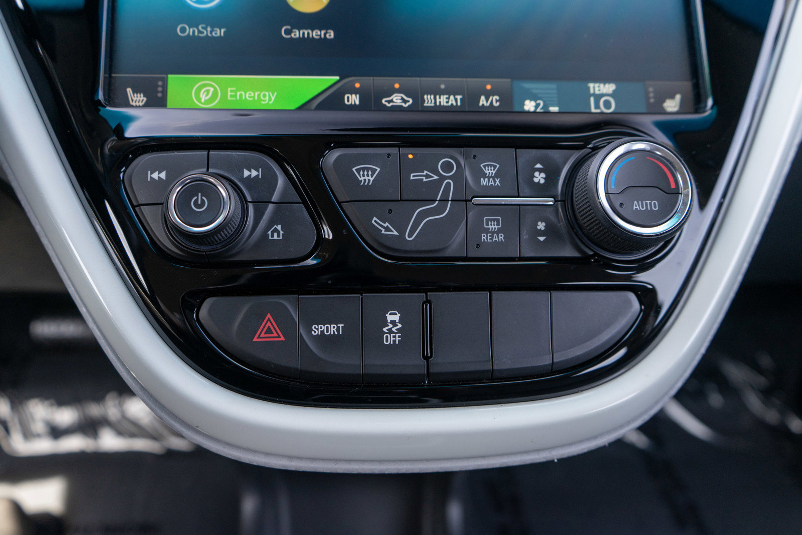 Used 2019 Chevrolet Bolt Premier w/ Infotainment Package FWD image 19
