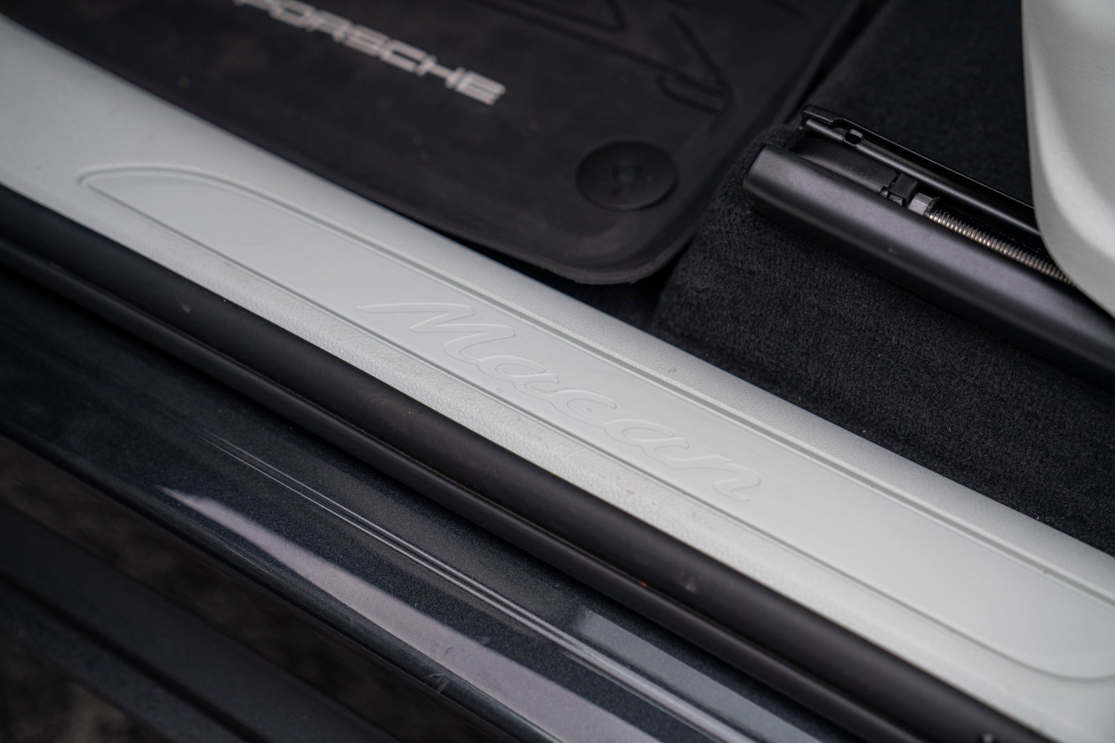 Certified 2025 Porsche Macan image 12