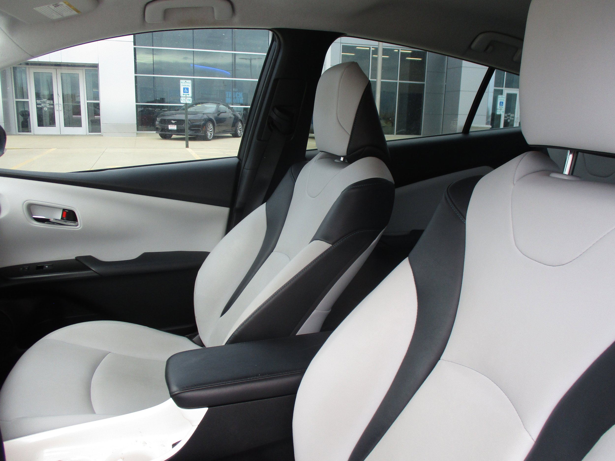 Used 2018 Toyota Prius Prime Advanced w/ Carpet Mat Package FWD image 14