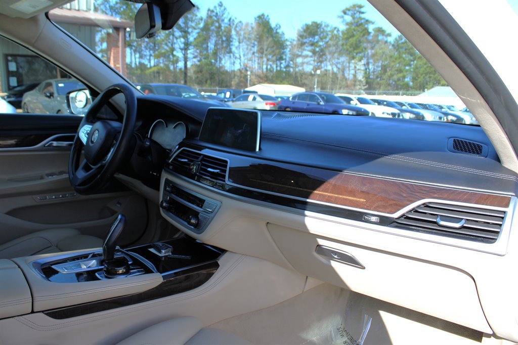 Used 2017 BMW 750i RWD image 17