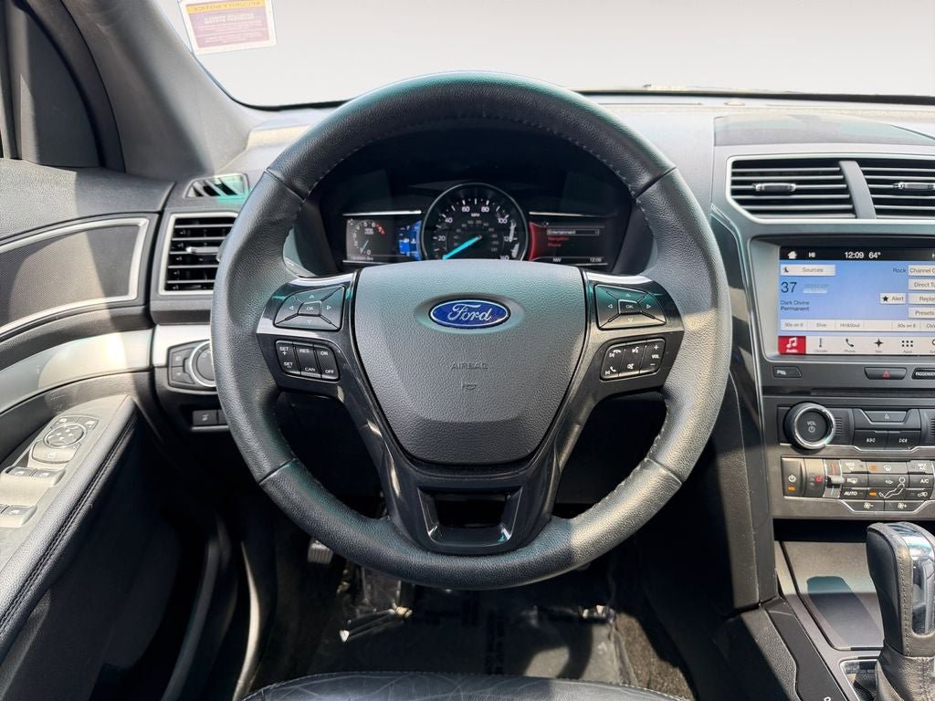 Used 2017 Ford Explorer XLT w/ Equipment Group 202A AWD/4WD image 14