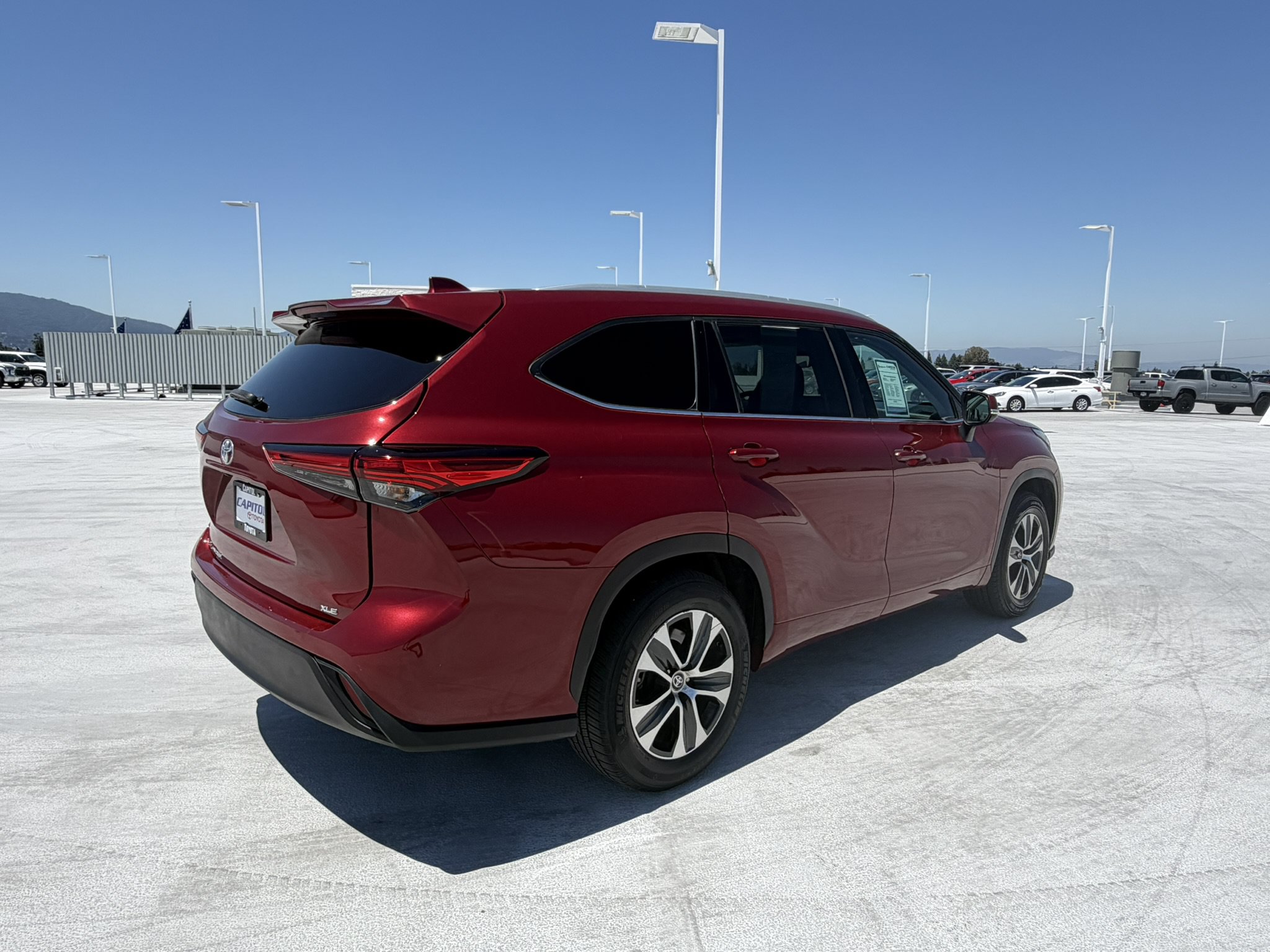 Used 2022 Toyota Highlander XLE FWD image 3