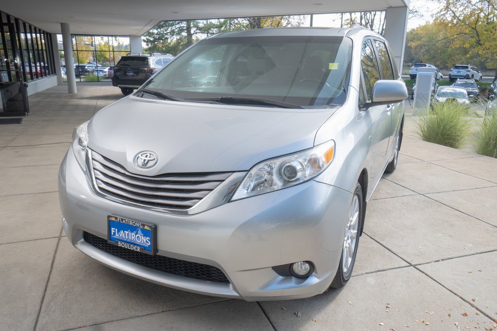Used 2017 Toyota Sienna XLE Premium image 3