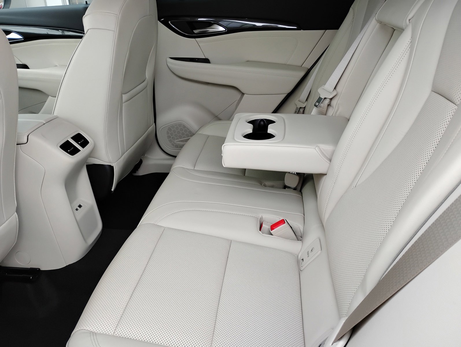 Used 2023 Buick Envision Essence image 18