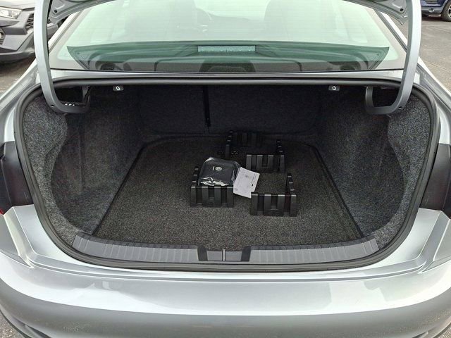 Used 2023 Volkswagen Jetta SE w/ Panoramic Sunroof Package FWD image 33