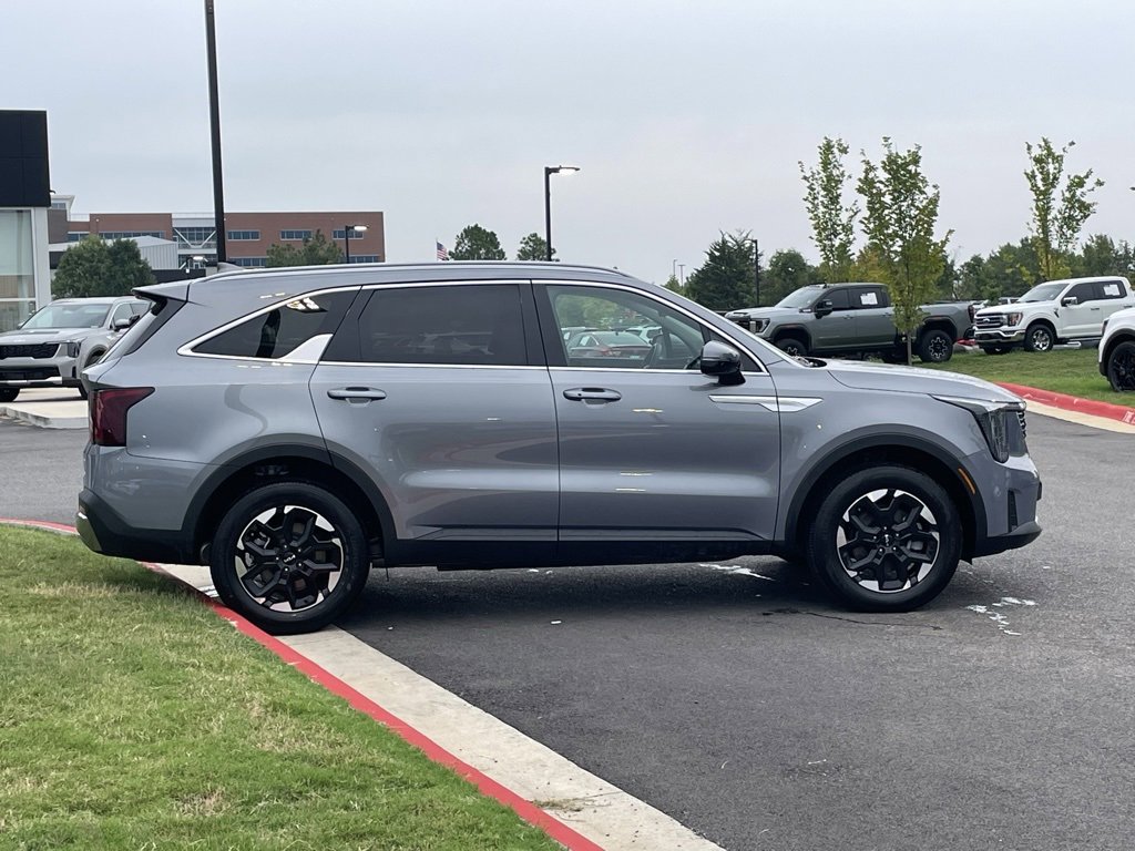 New 2025 Kia Sorento S image 9