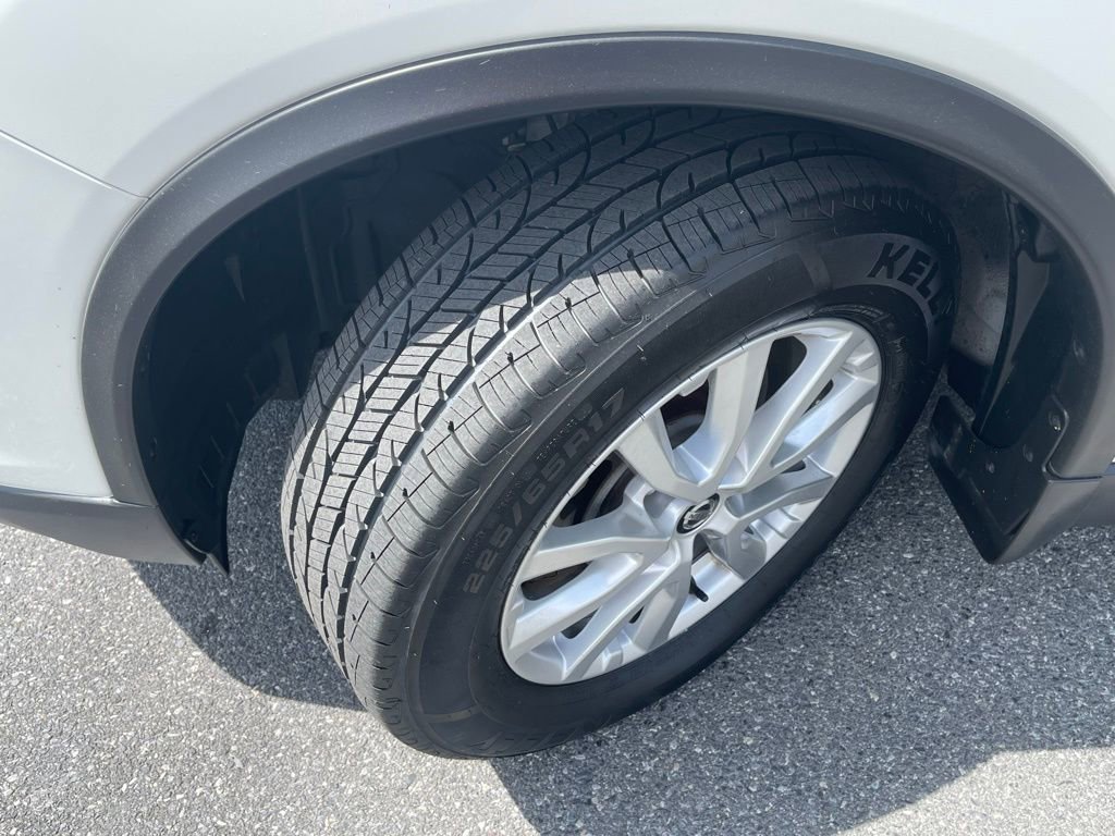 Used 2019 Nissan Rogue SV image 4