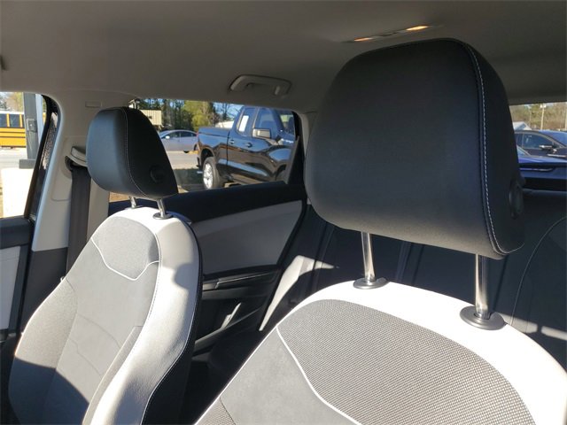 Used 2025 Volkswagen Taos SE image 16