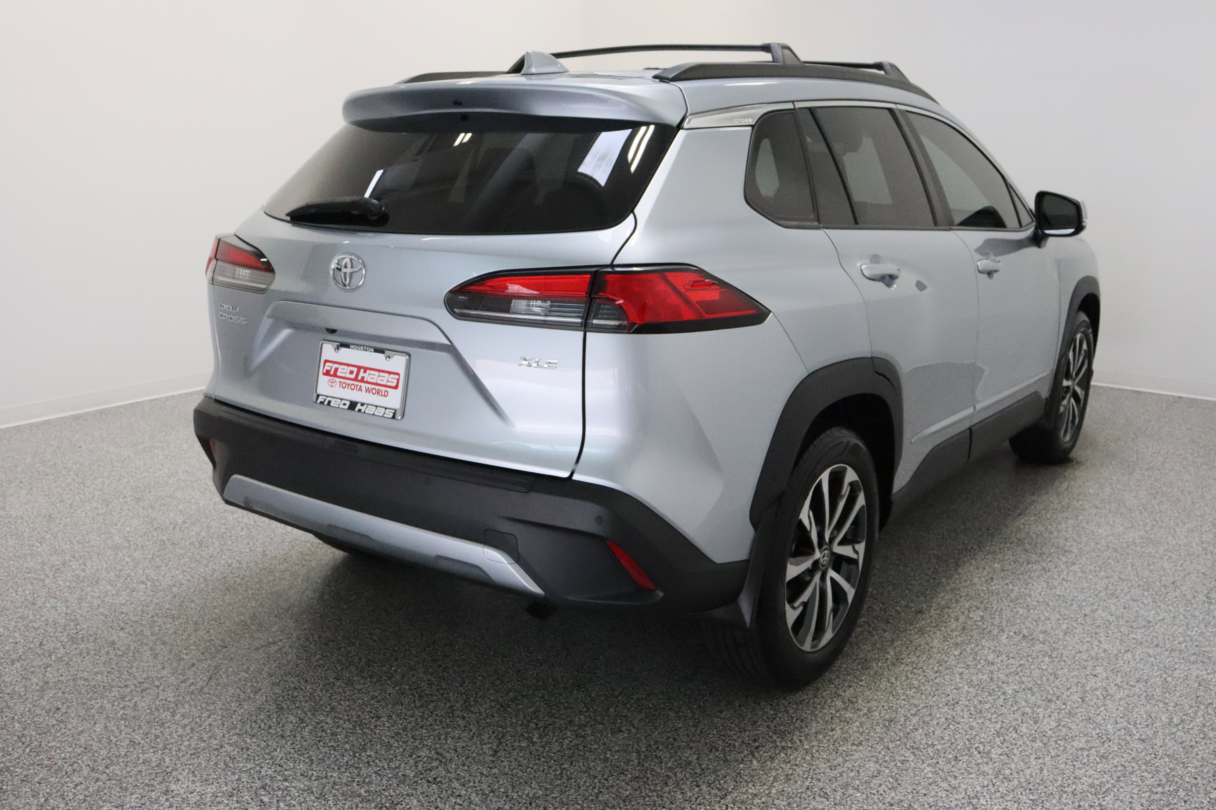 Used 2023 Toyota Corolla Cross XLE w/ Convenience Package FWD image 7