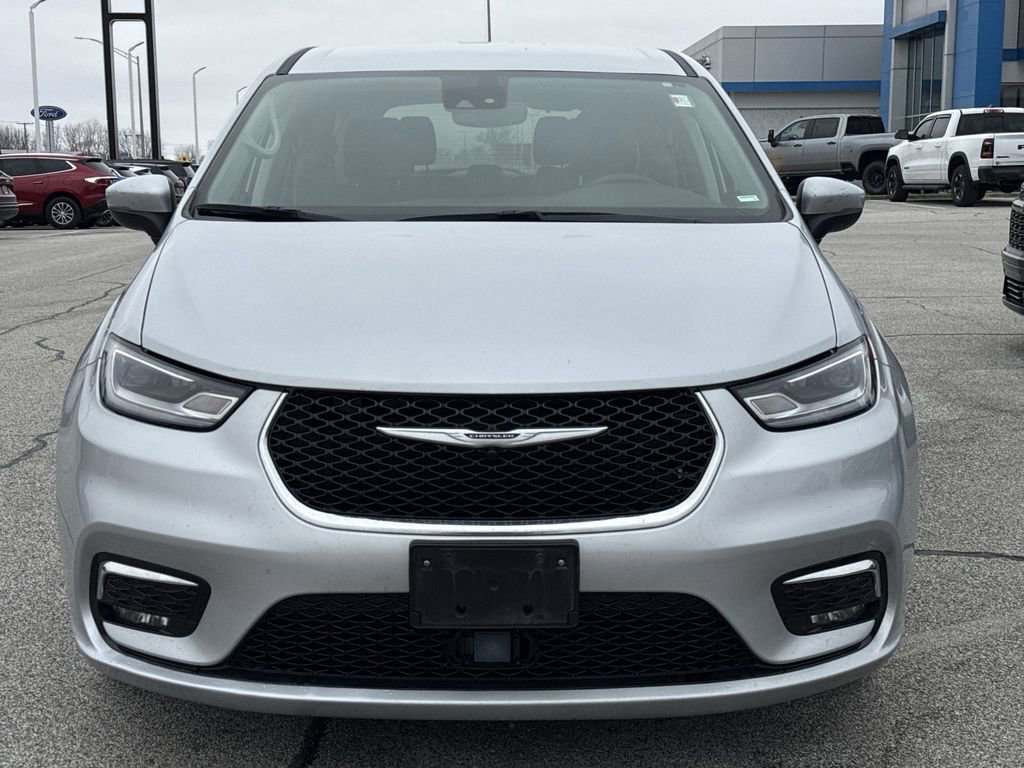 Used 2023 Chrysler Pacifica Touring-L image 3