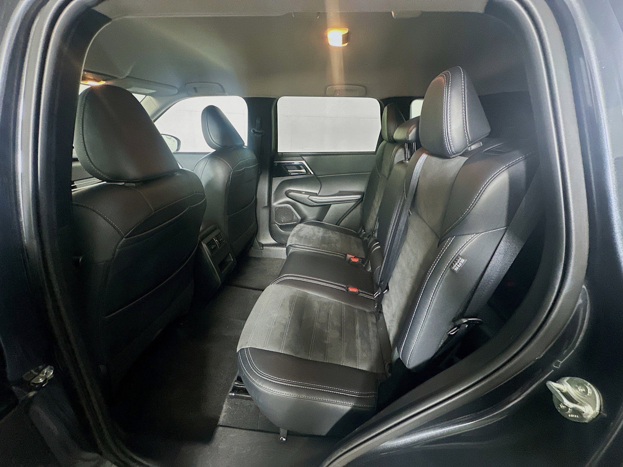 Used 2024 Mitsubishi Outlander SE FWD image 29