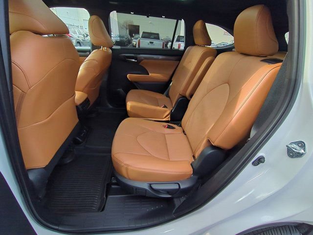 Certified 2025 Toyota Highlander Platinum image 16