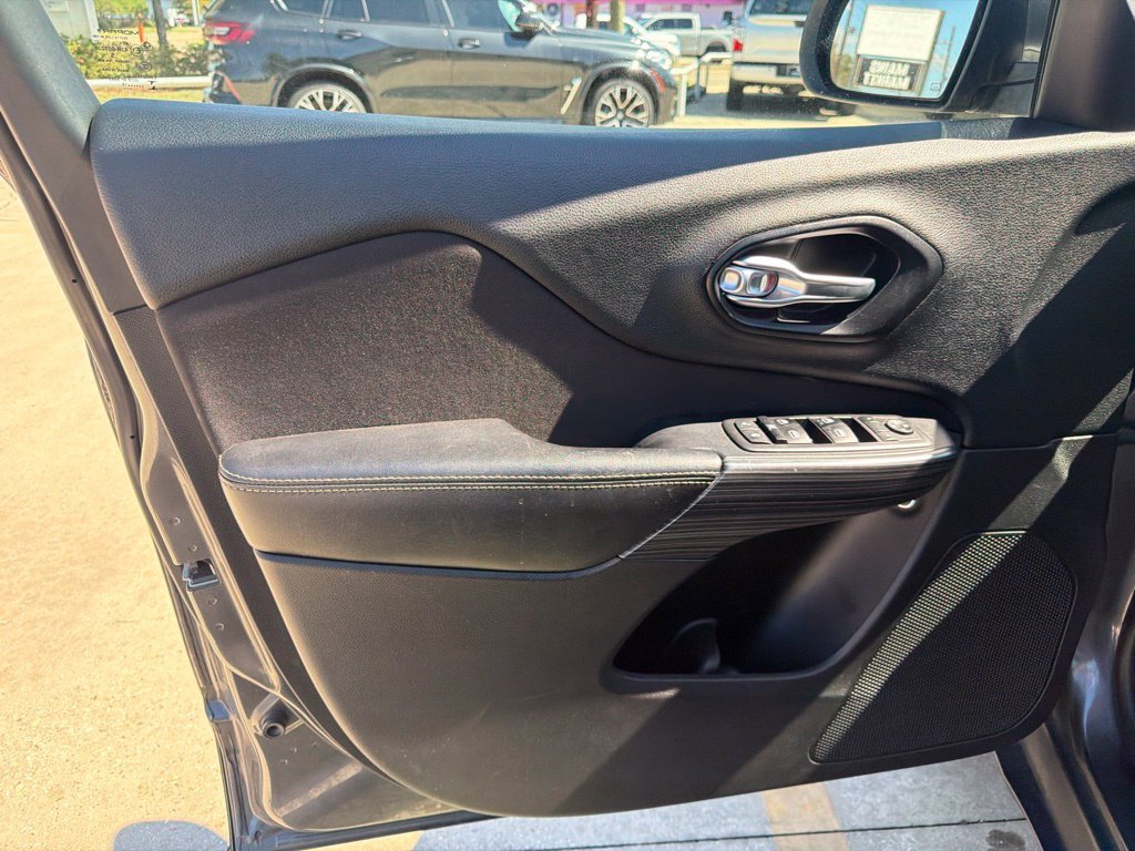 Used 2015 Jeep Cherokee Latitude w/ Cold Weather Group AWD/4WD image 18