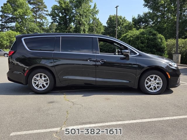 Used 2023 Chrysler Pacifica Touring FWD image 6