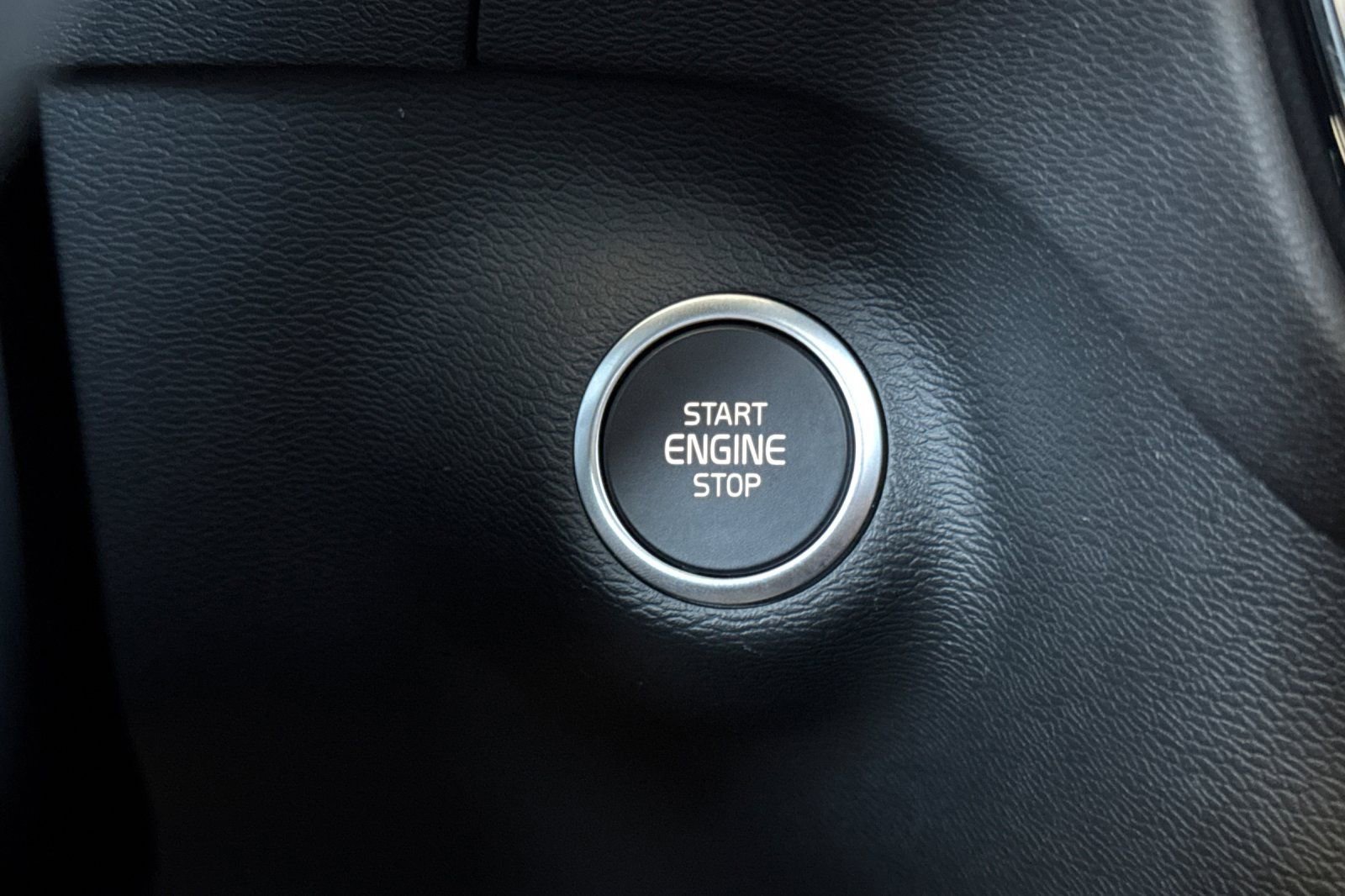 Certified 2025 Volvo XC40 B5 Core AWD/4WD image 26