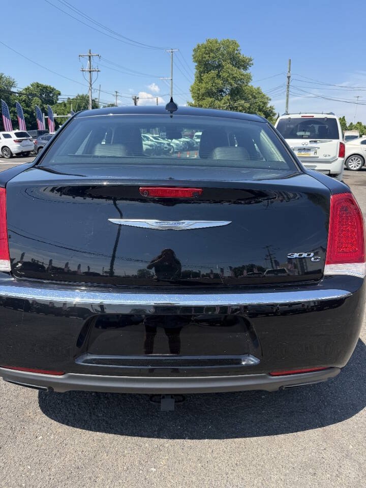 Used 2017 Chrysler 300 C RWD image 25