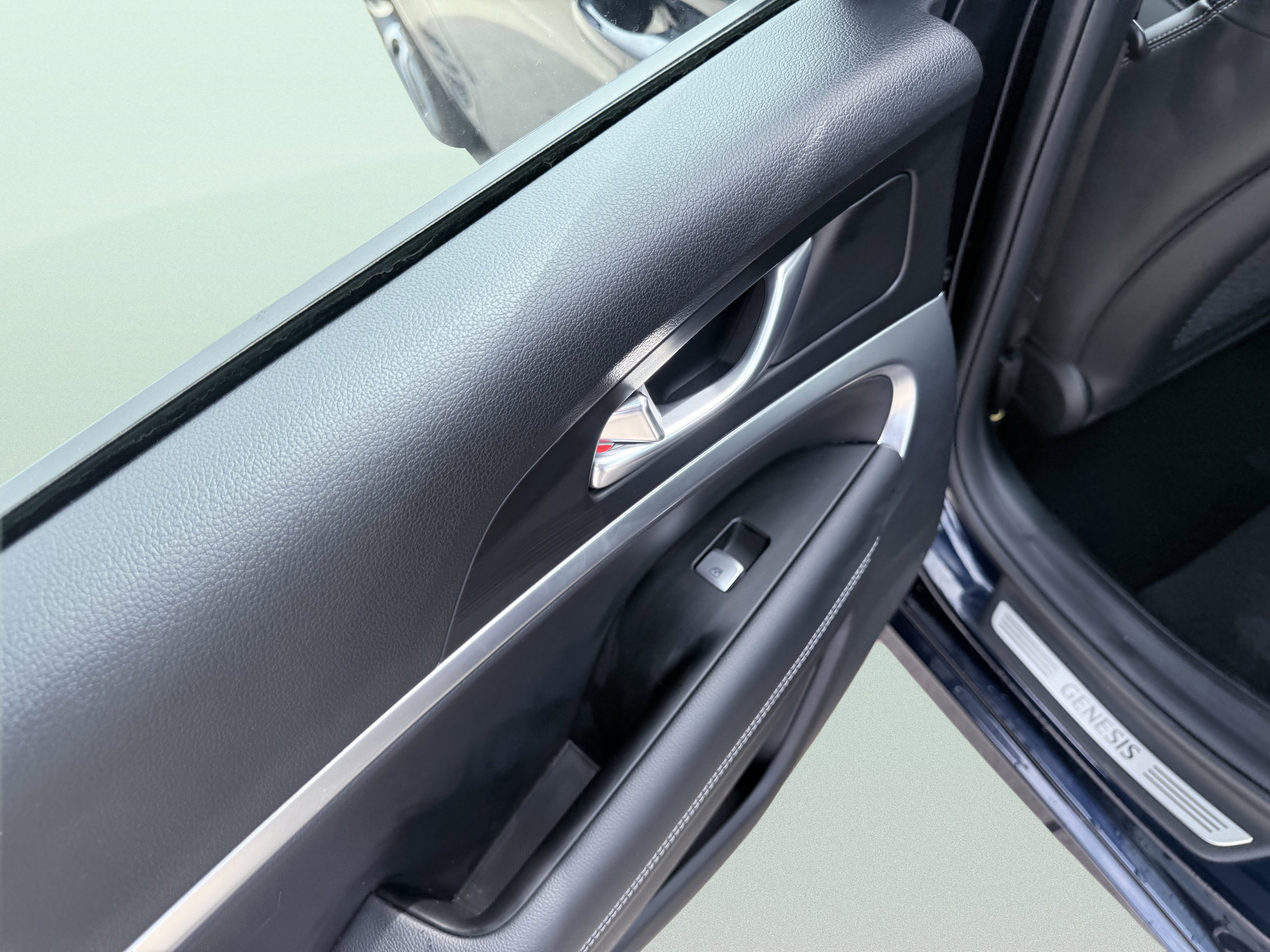 Used 2026 Genesis G70 2.5T image 30