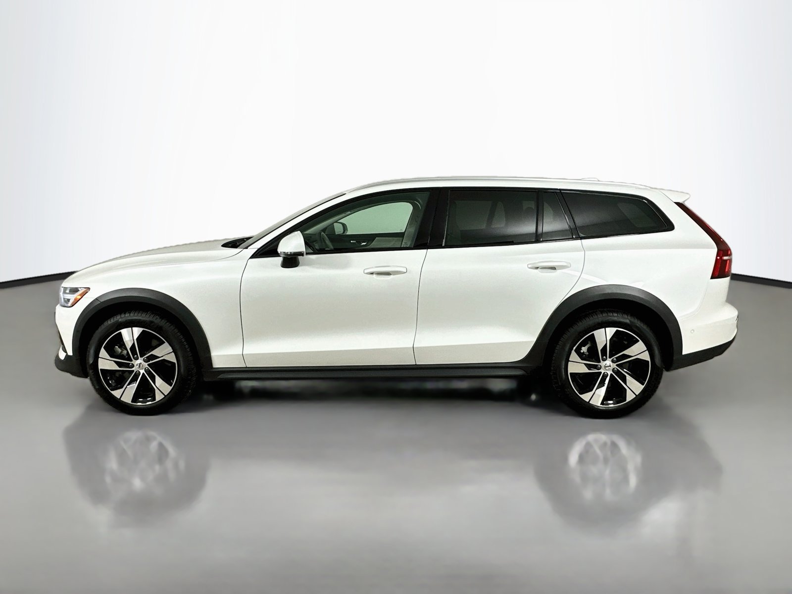 Certified 2025 Volvo V60 B5 Cross Country Plus AWD/4WD image 8