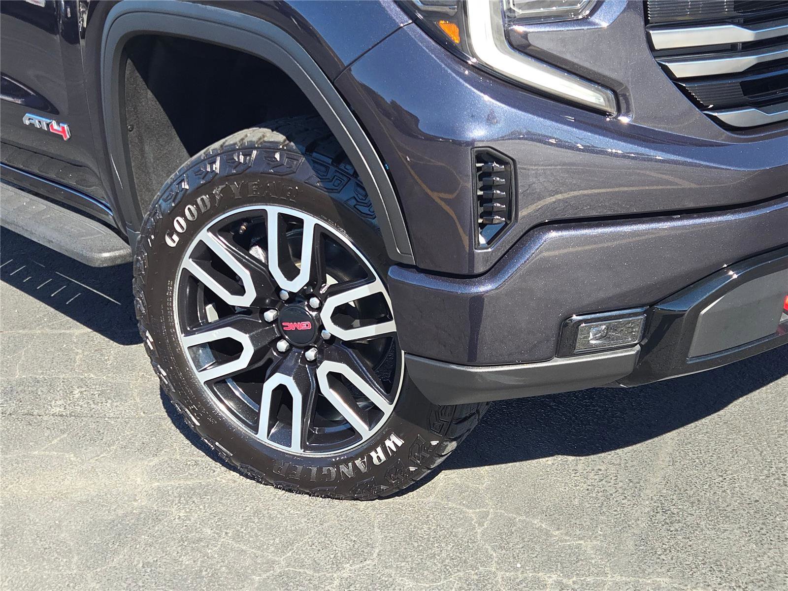 Used 2022 GMC Sierra 1500 AT4 w/ AT4 Preferred Package image 3