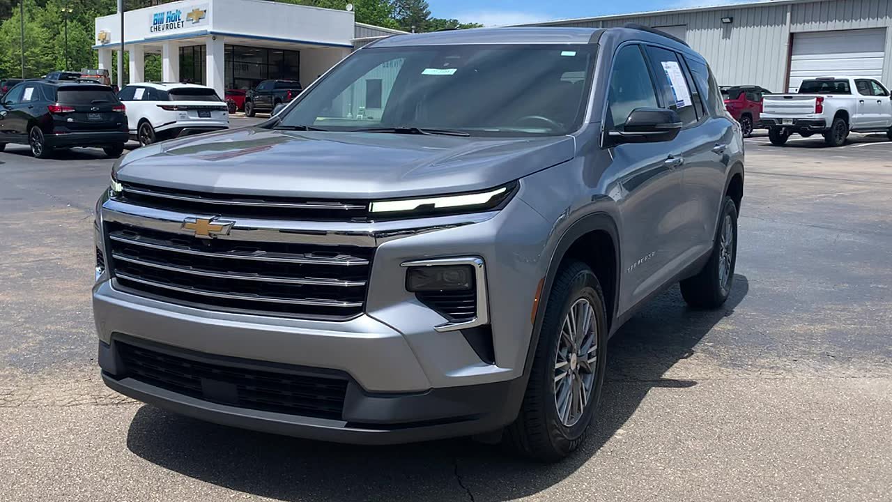 Used 2025 Chevrolet Traverse LT FWD image 2