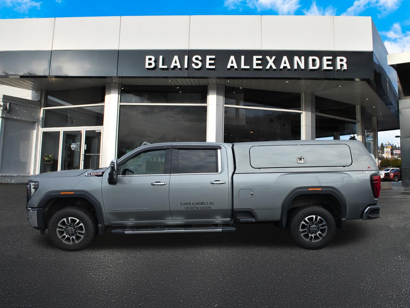 Used 2024 GMC Sierra 3500 SLT w/ SLT Premium Package AWD/4WD image 9