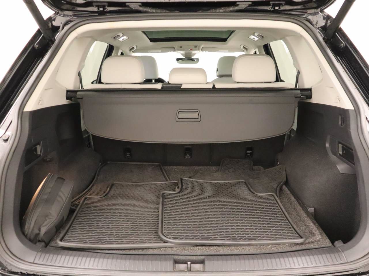 Used 2020 Volkswagen Tiguan SEL AWD/4WD image 20