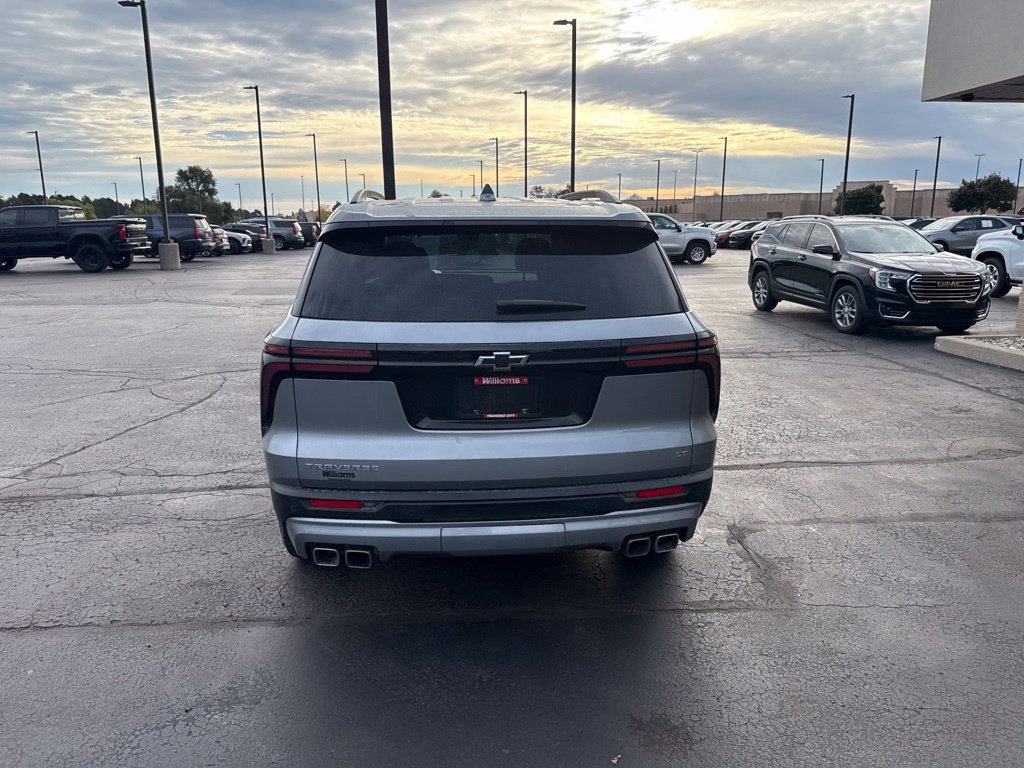 Used 2024 Chevrolet Traverse LT w/ Trailering Package FWD image 4