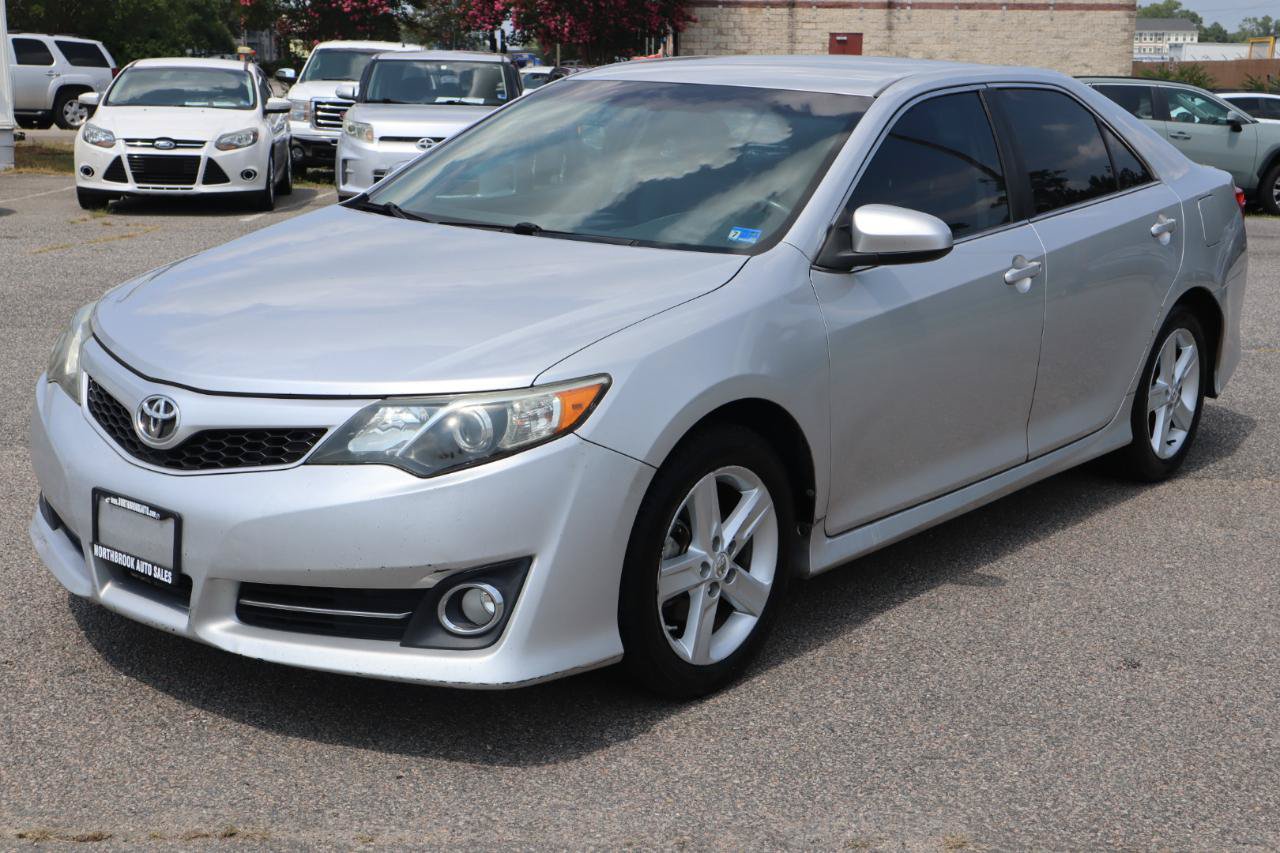 Used 2012 Toyota Camry SE FWD image 2