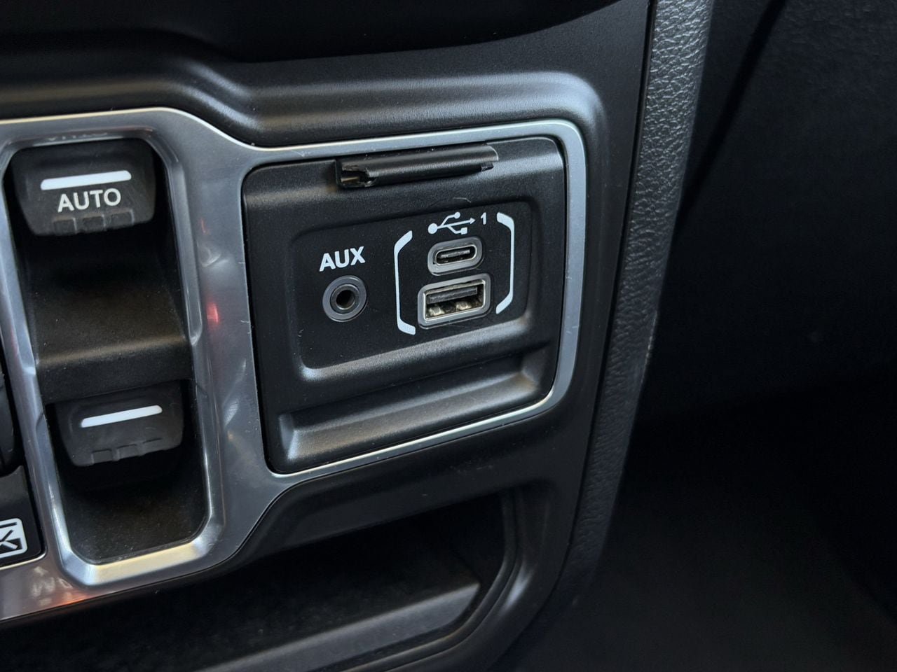 Used 2018 Jeep Wrangler Unlimited Sahara w/ Uconnect 4C Nav & Sound Group AWD/4WD image 23