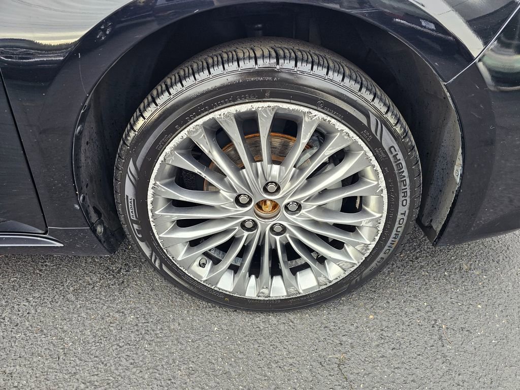 Used 2016 Toyota Avalon Limited image 9